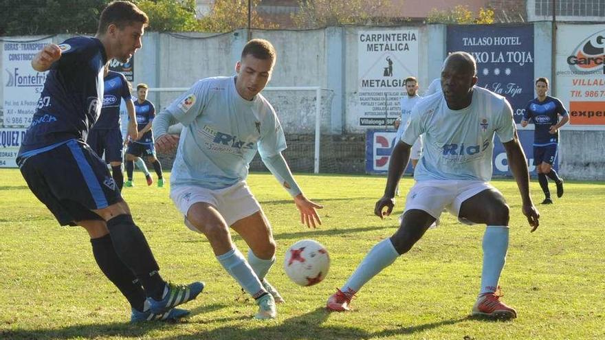 La presión al balón fue una constante en el juego defensivo de ambos equipos. // I. Abella