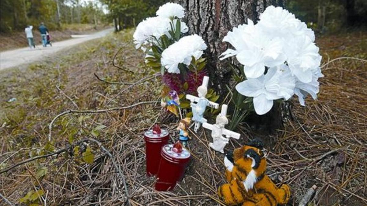 Flores y otras ofrendas, ayer, en la pista forestal donde fue hallado el cadáver de Asunta.