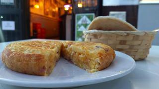 Una de las mejores tortillas de Sevilla está en una pequeña abacería de Triana