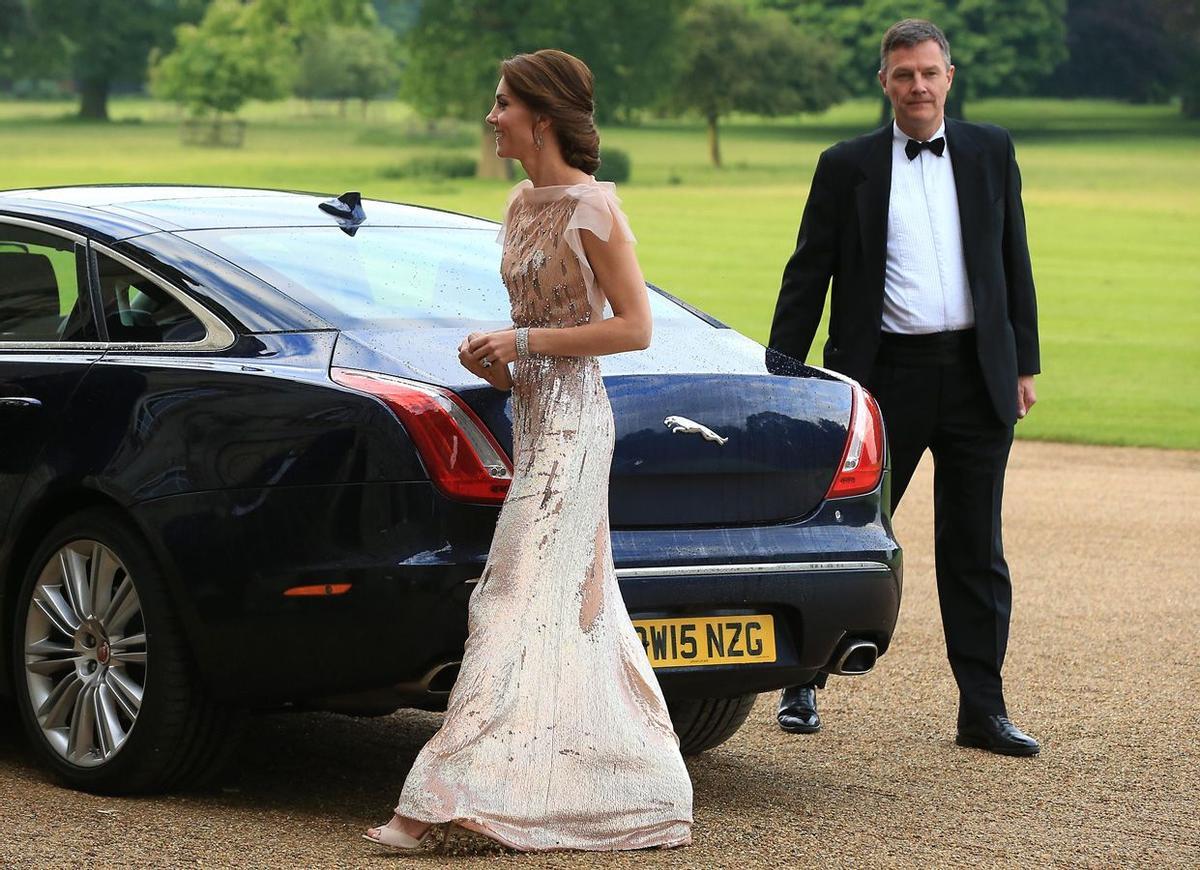 Kate Middleton con vestido rosa de Jenny Packhman