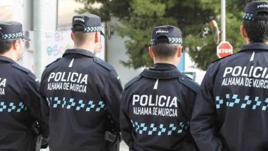 Agentes de la Policía Local de Alhama de Murcia.