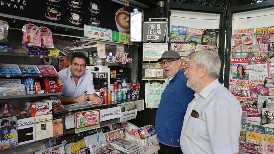 José Perea regenta un quiosco de calle en València desde hace 27 años