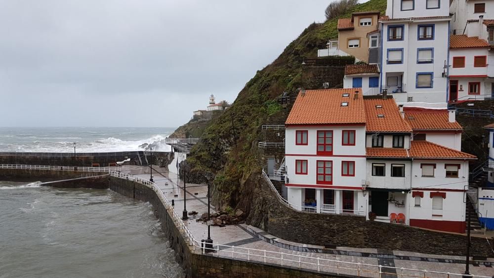 El oleaje causa destrozos en el puerto de Cudillero.