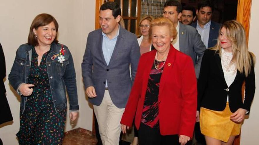 Isabel Bonig, Juanma Moreno Bonilla y Puri Torres, presidenta de la federación de entidades andaluzas, ayer, en Albal.