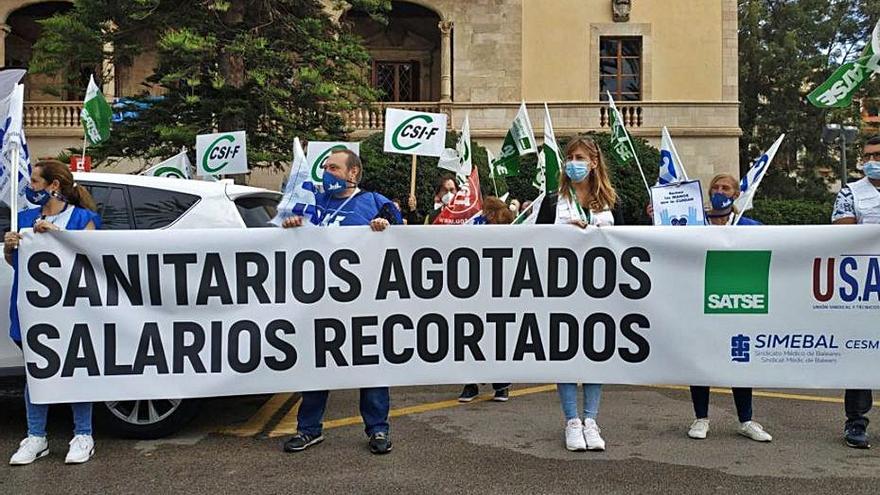 El Govern hace efectivo el recorte 
de sueldo a médicos y funcionarios