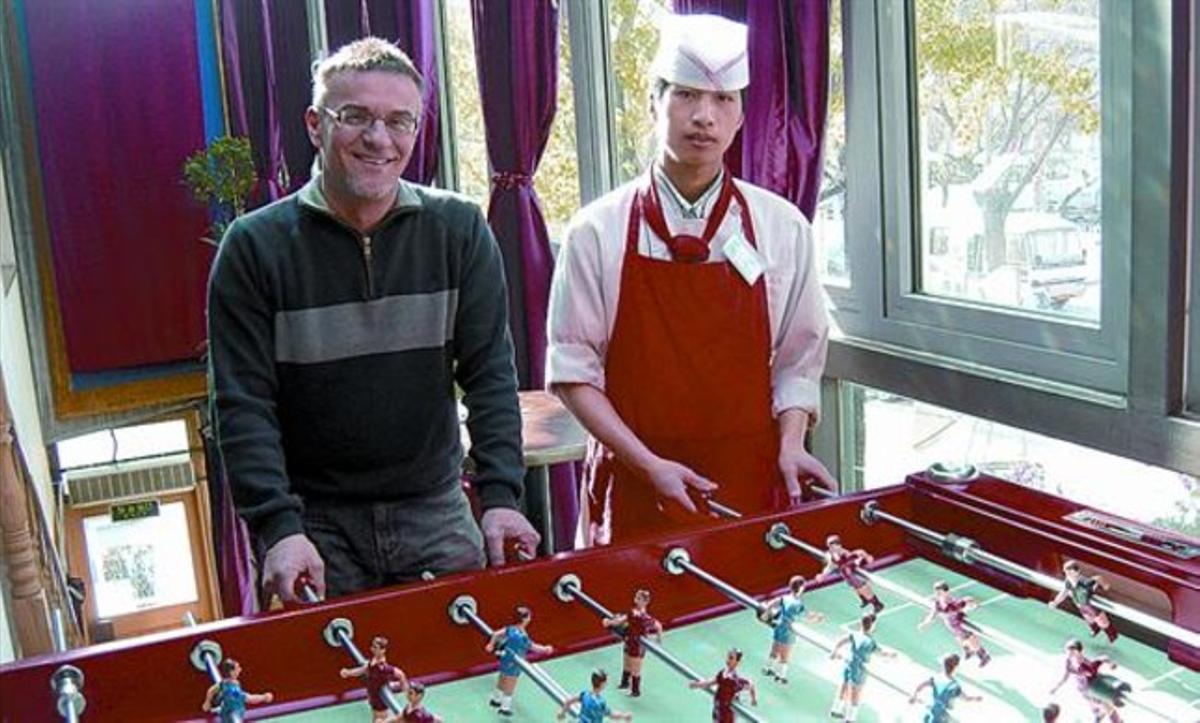 Sitjas (esquerra), en un bar de Pequín, davant un dels seus futbolins. Sitjas (esquerra), en un bar de Pequín, davant un dels seus futbolins.