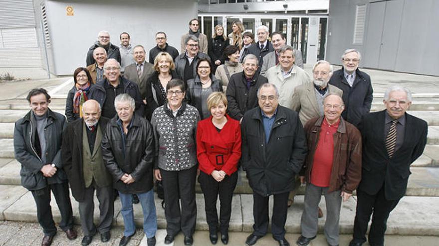 Pia Bosch al centre, al costat d&#039;Anna Pagans i Joaquim Nadal i amb més de vint regidors i exregidors.