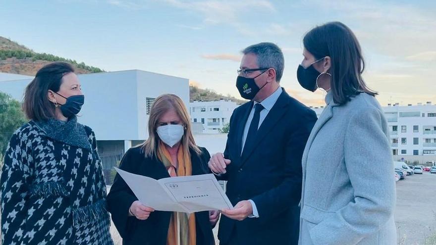 Las autoridades visitan los terrenos donde se construirá el instituto en La Cala del Moral.