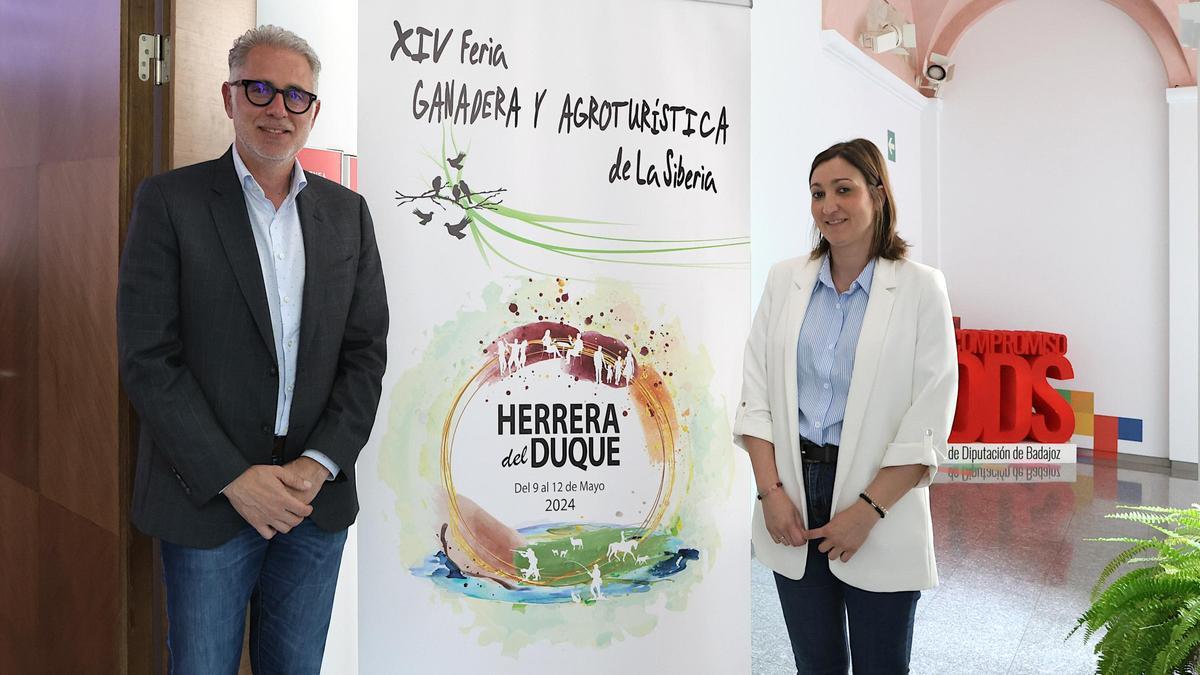 Saturnino Alcázar junto a la técnico de Patrimonio Natural, Lara Rubio, en la presentación hoy de la XIV Feria Granadera y Agroturística de La Siberia.