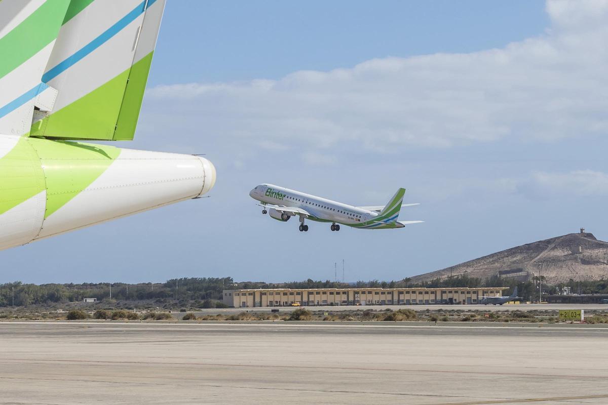 Un avión de Binter despega en el aeropuerto de Gran Canaria.