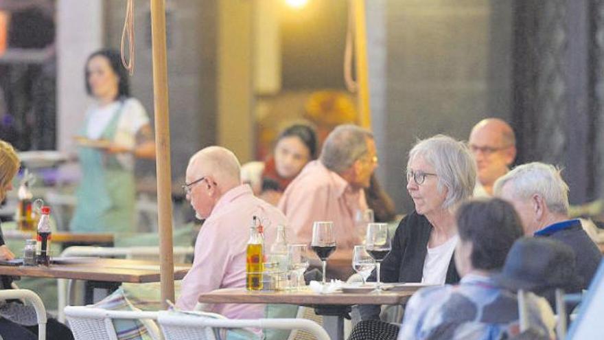 Turistas en una terraza de un centro comercial y de ocio del sur de Gran Canaria