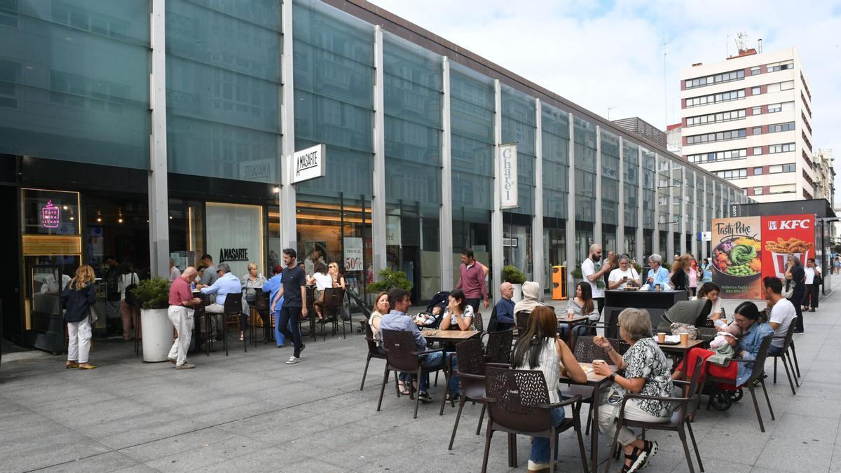 Terrazas llenas en un local de hostelería de la plaza de Lugo