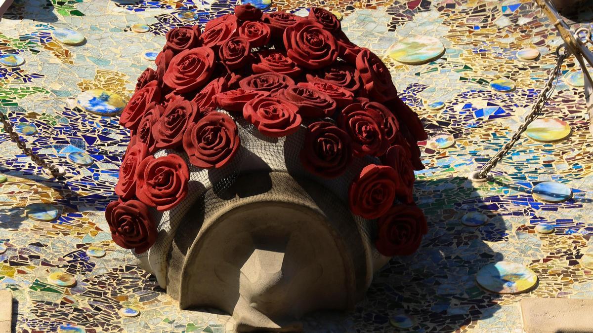 Detalle de rosas en la Casa Batlló, que acostumbra a adornar su fachada con una capa de rosas en el día de Sant Jordi.