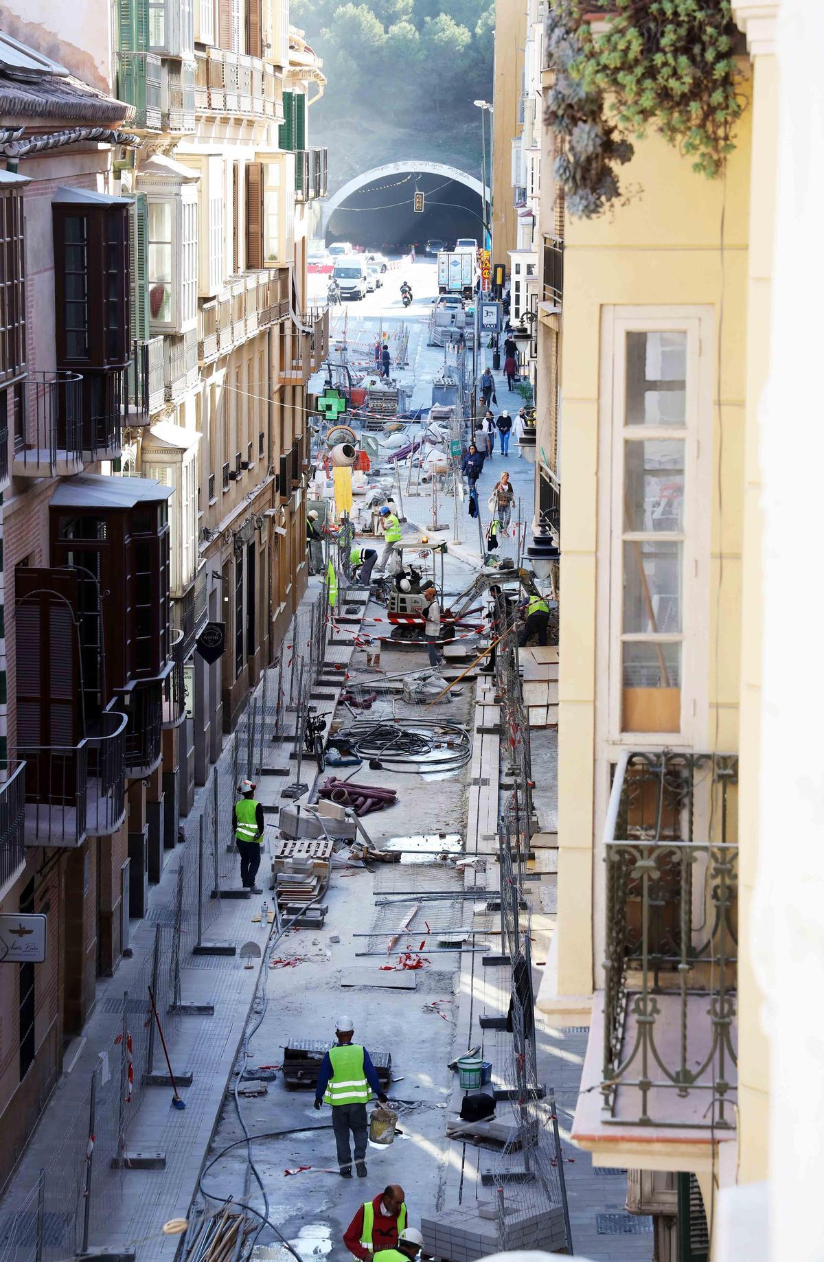 Últimos trabajos en las obras de semipeatonalización de la calle Álamos.