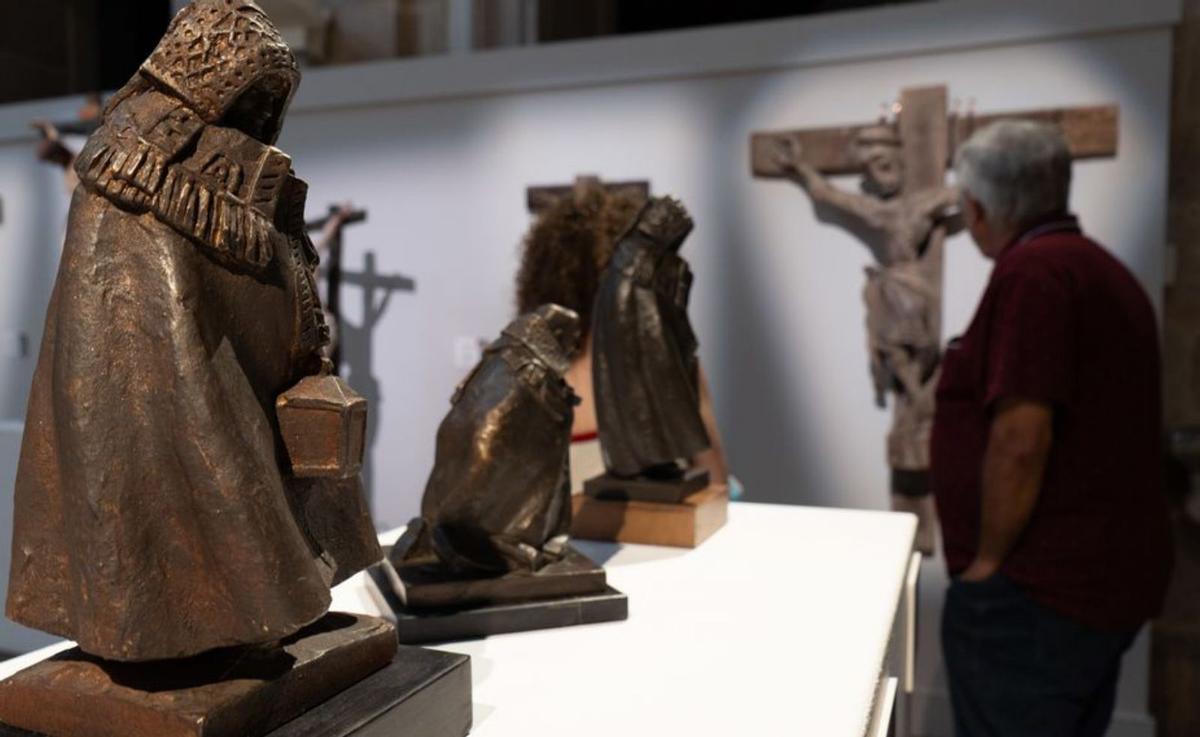 Esculturas de penitentes con la capa alistana. | J.L.F.