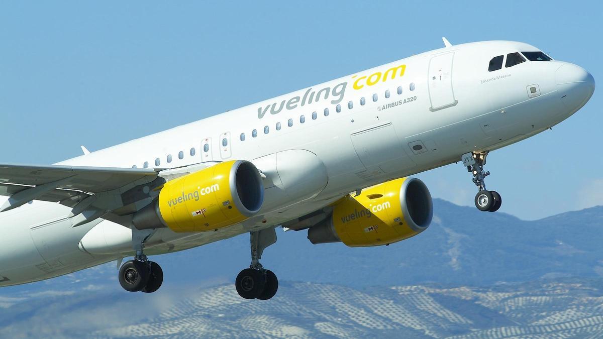 Imagen de archivo de un avión de Vueling despegando.