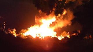 Arde una finca privada próxima a una zona forestal en Sant Carles