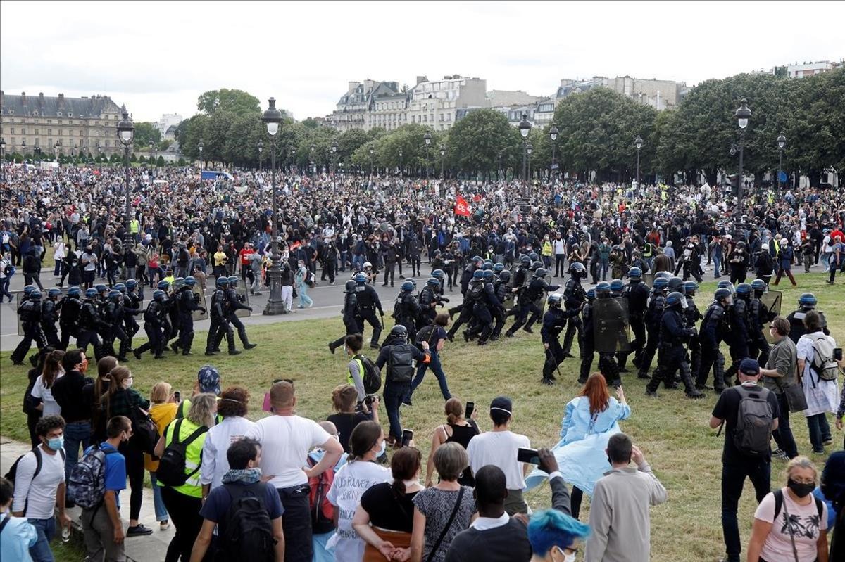 zentauroepp53774463 protesters clash with police during a demonstration by frenc200616163554