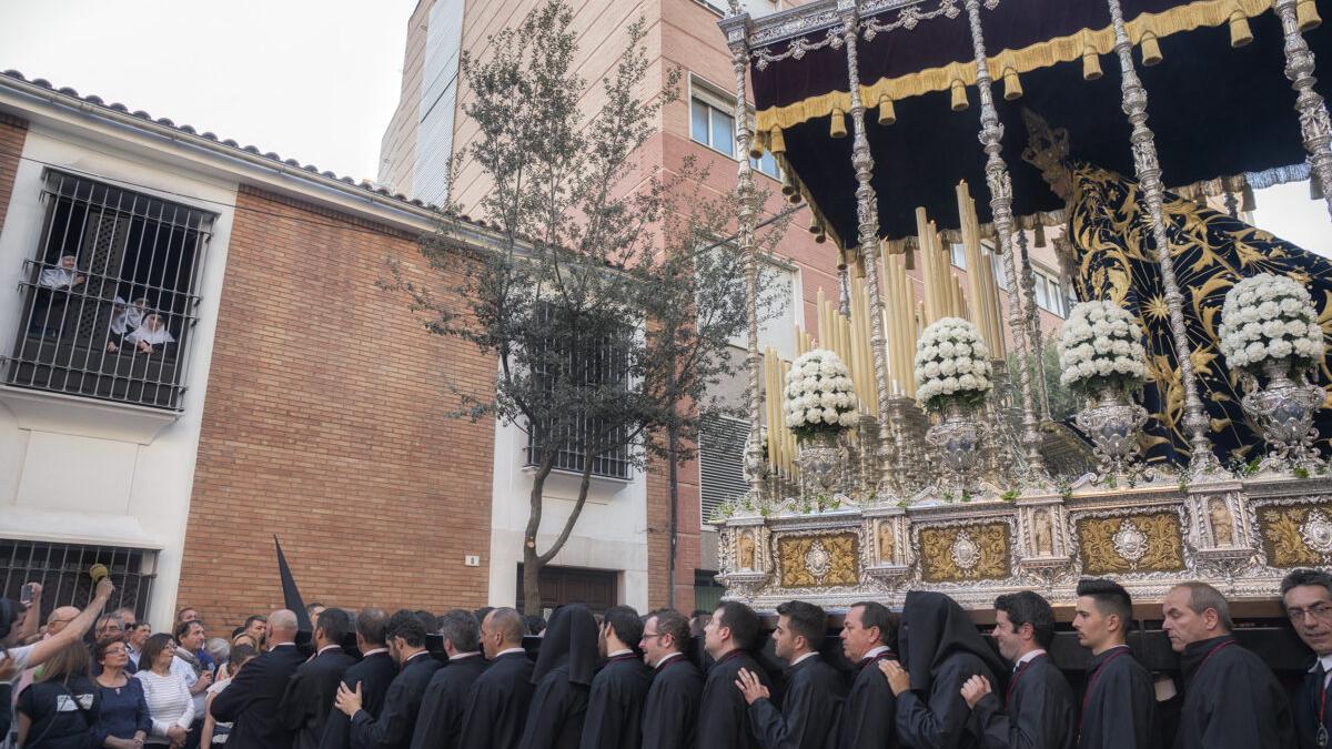 La Virgen de los Dolores, en su tradicional estación ante el convento de la plaza de Arriola el Viernes Santo.