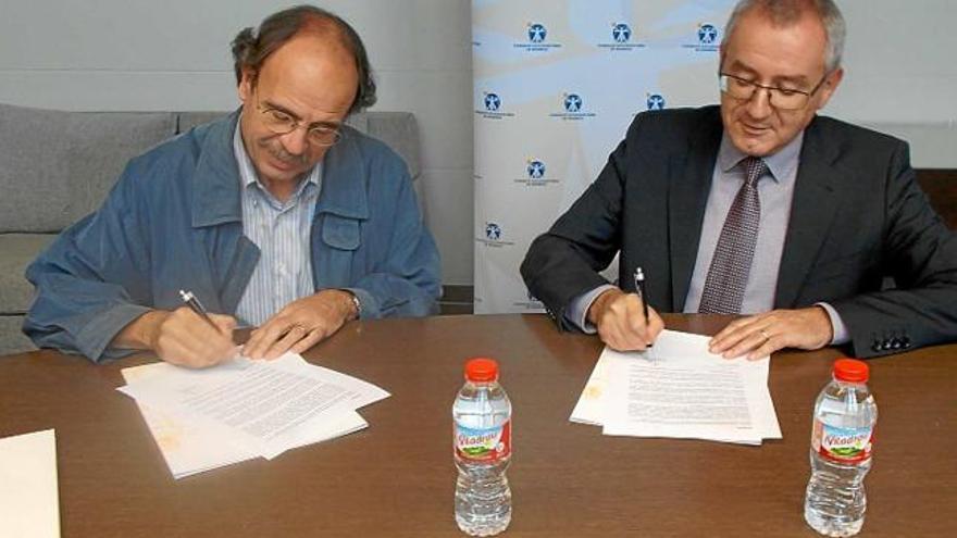 Jaume Espinal i Manel Valls signant el conveni entre les dues entitats