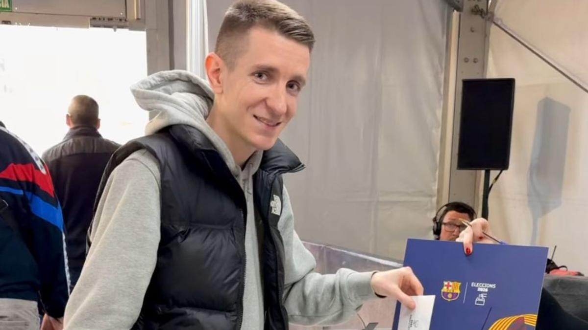 Konrad Bartosz votando el 15 de marzo en el día de las elecciones