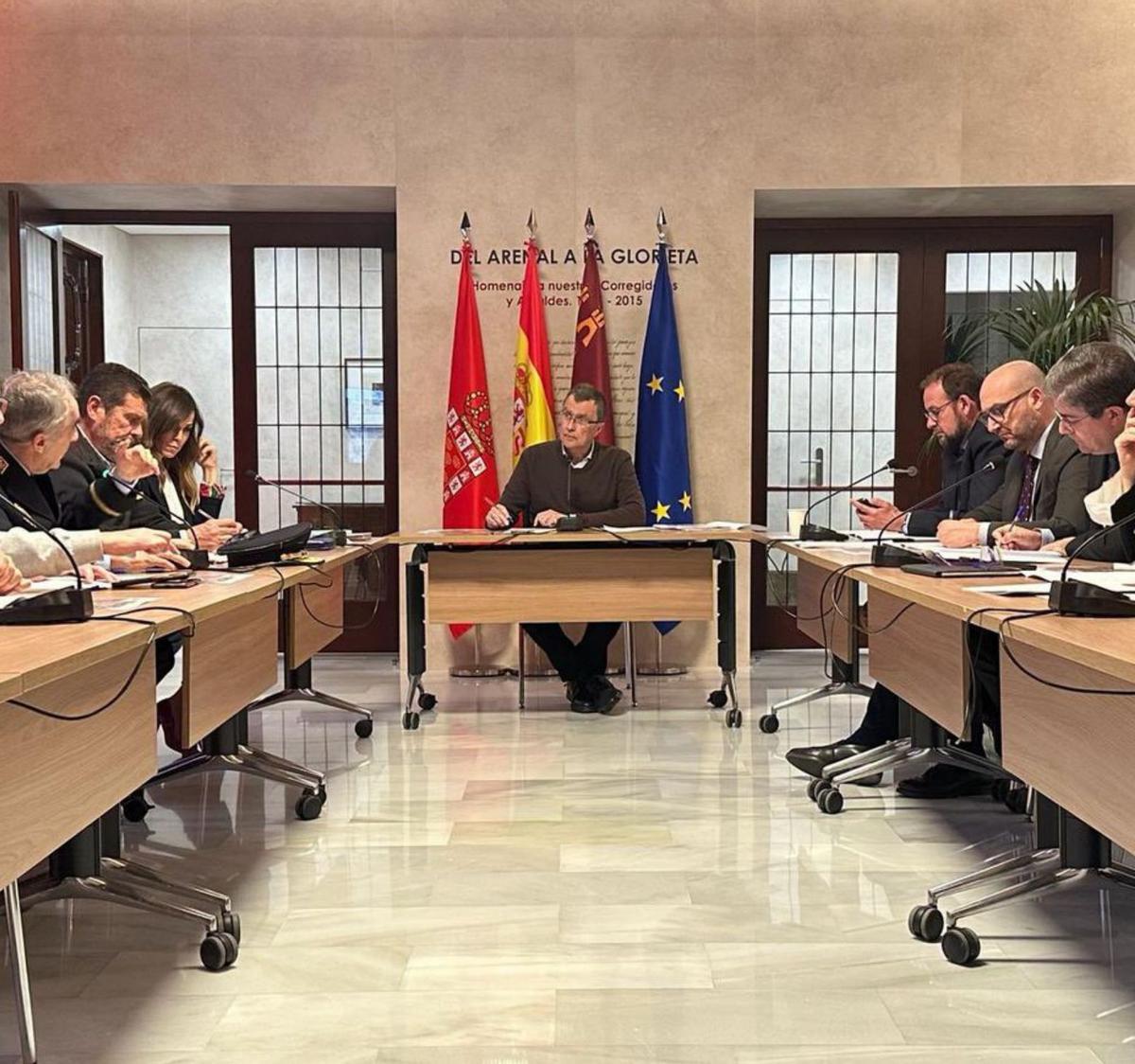 El alcalde de Murcia, José
Ballesta, reunido con su
equipo de Gobierno.  L.O.