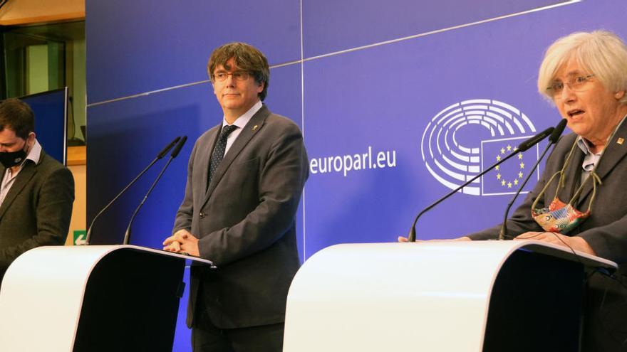 Els eurodiputats de JxCat Carles Puigdemont, Toni Comín i Clara Ponsatí durant la roda de premsa