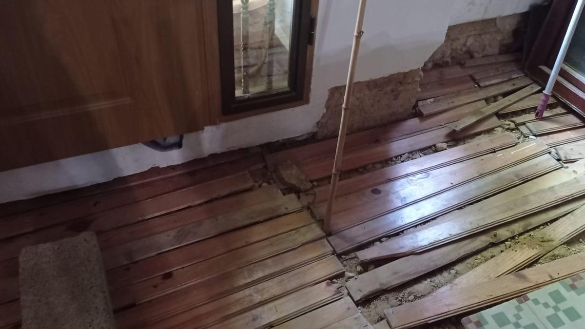 Suelo levantado por la inundación  de la casa.