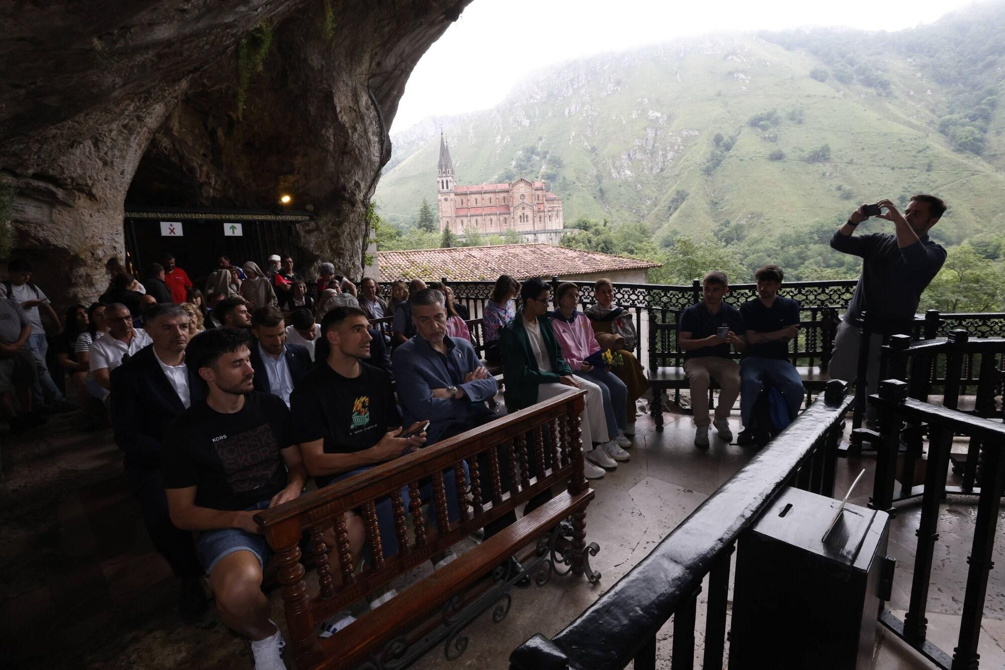 El conjunto carbayón visita a la Virgen de Covadonga