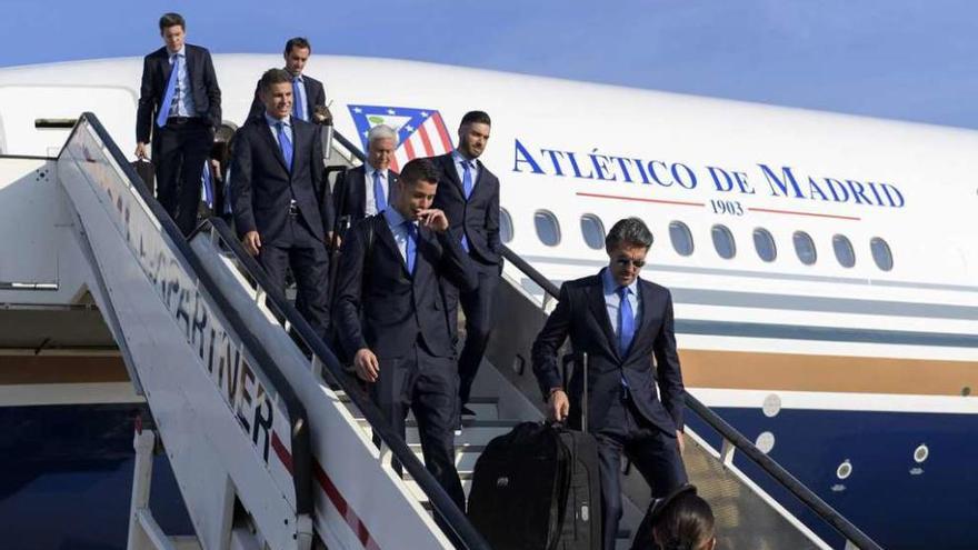 Los jugadores del Atlético de Madrid, a su llegada al aeropuerto de Milán. // Efe