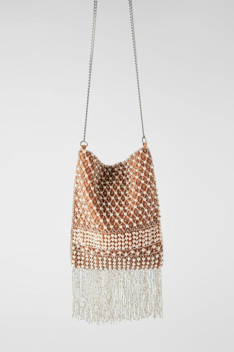 Bandolera con abalorios perlas y flecos de Zara. (Precio: 39,95 euros)