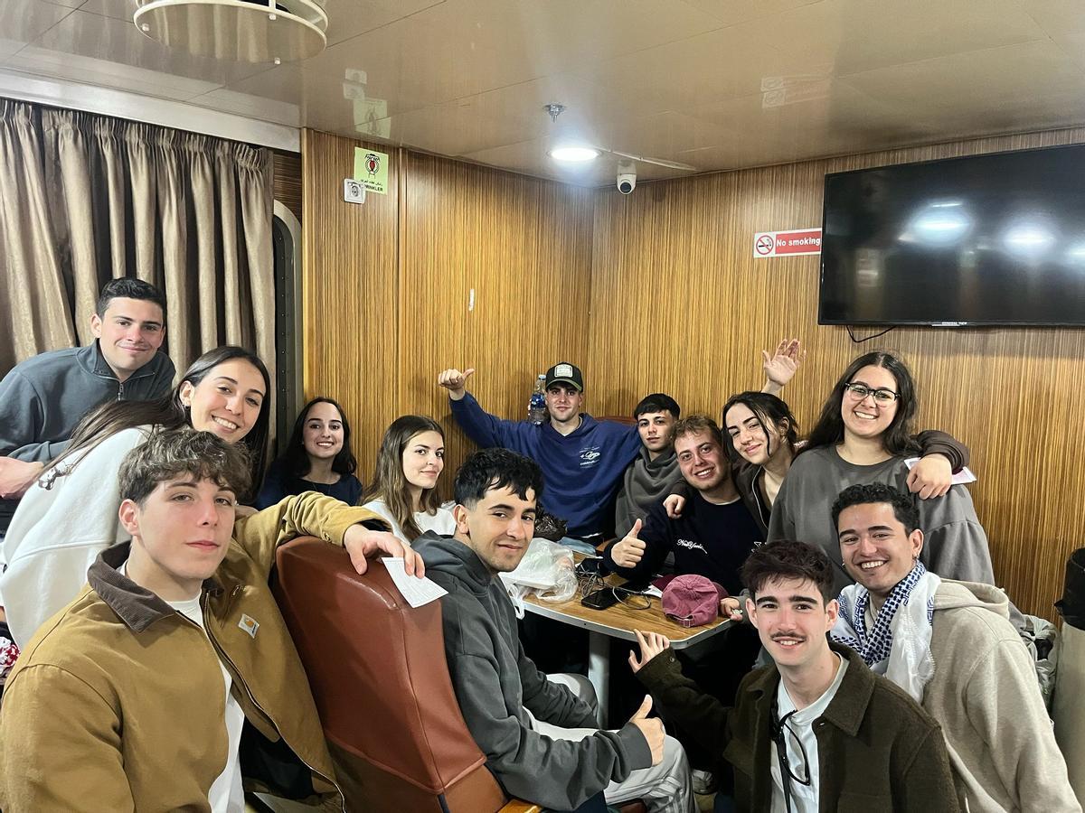 La expedición de Erasmus españoles, con Heitor Lores, en el barco a Egipto