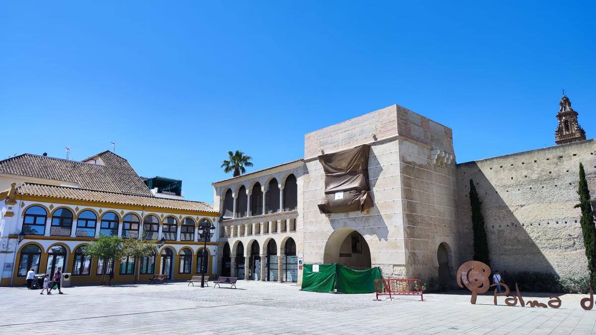 El antiguo Juzgado, plaza Mayor de Andalucía, junto a la Oficina de Turismo y Portocarrero.