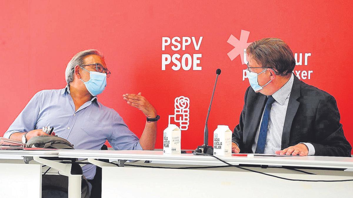 Manolo Mata y Ximo Puig conversan antes de la comisión ejecutiva nacional que se celebró este lunes.