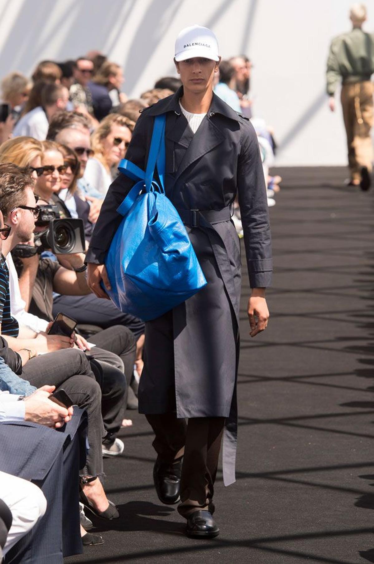 Zara también 'copia' la famosa bolsa azul de Ikea - Woman
