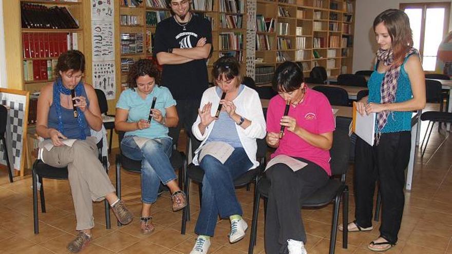 Instante de una de las clases, con notable presencia femenina.