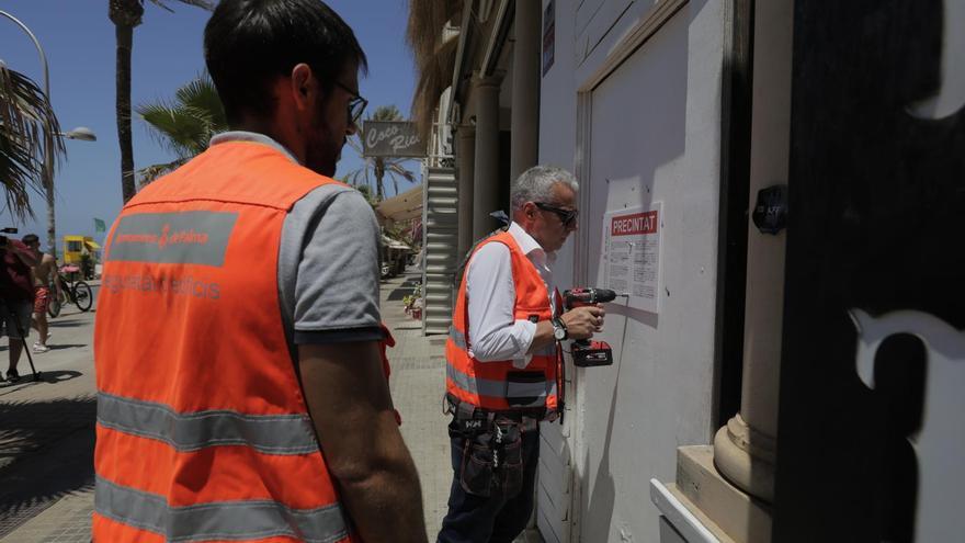 VÍDEO | El Ayuntamiento de Palma precinta el local abierto junto al Medusa Beach