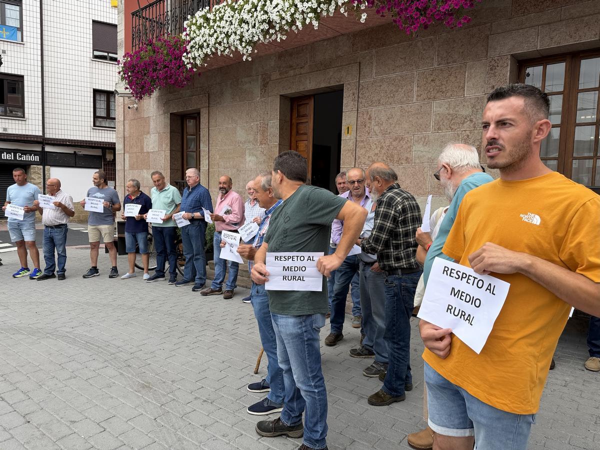 Protesta de vecinos de Llerandi (Parres) contra la destrucciòn de una laguna