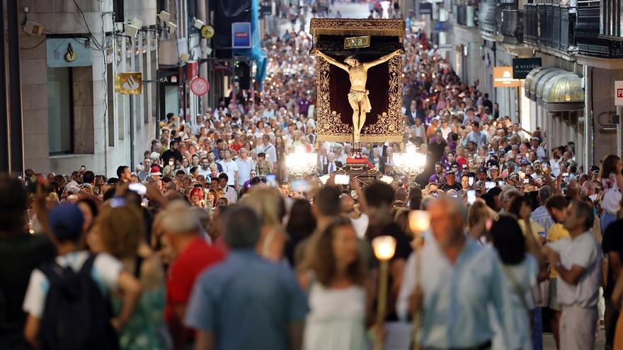 La devoción por el Cristo de la Victoria doblega al calor en una masiva procesión