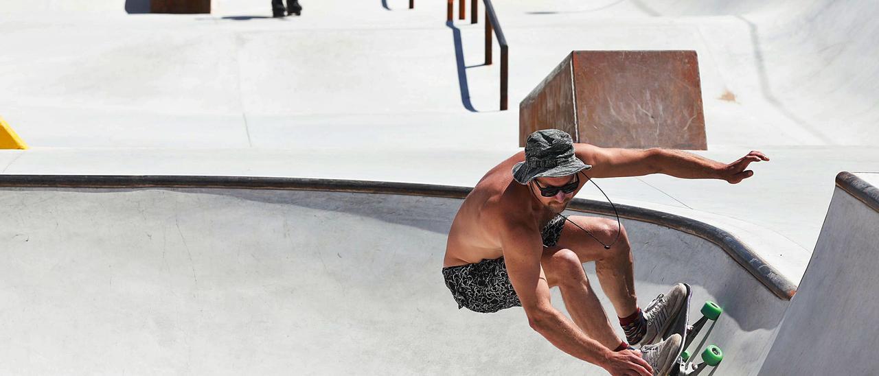 Un patinador, disfrutando en el skatepark de Salinas.