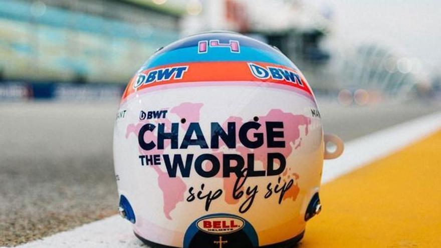 Alonso desata la 'locura' en Singapur y presenta su casco solidario