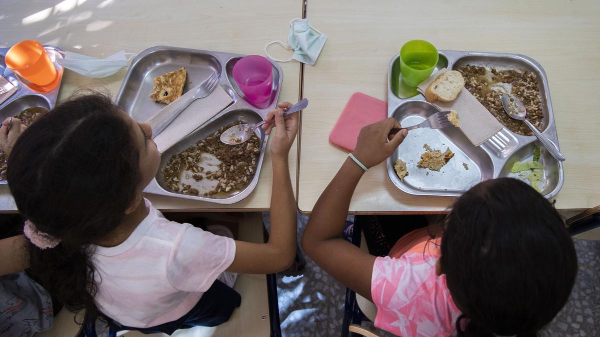 Dos niñas en un comedor escolar de la ciudad de València.