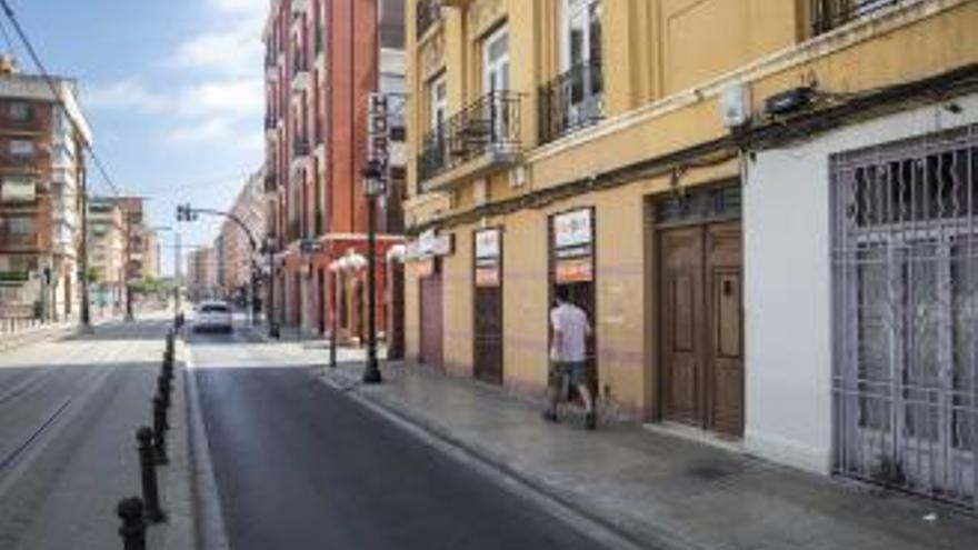 Calle donde fue localizada desorientada la anciana con numerosas lesiones.