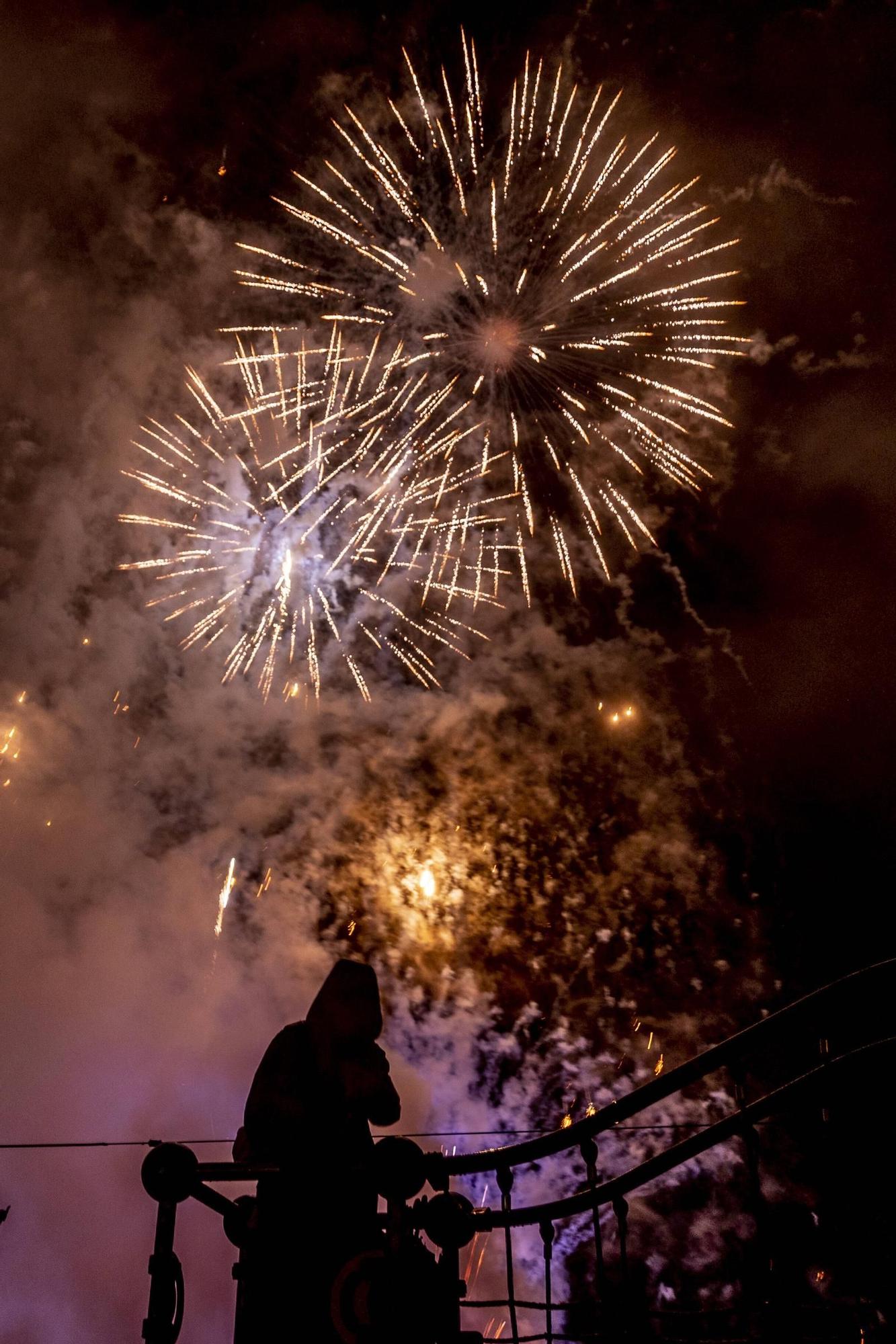EN IMÁGENES: Así se vivieron unos fuegos de San Mateo bajo la lluvia en Oviedo