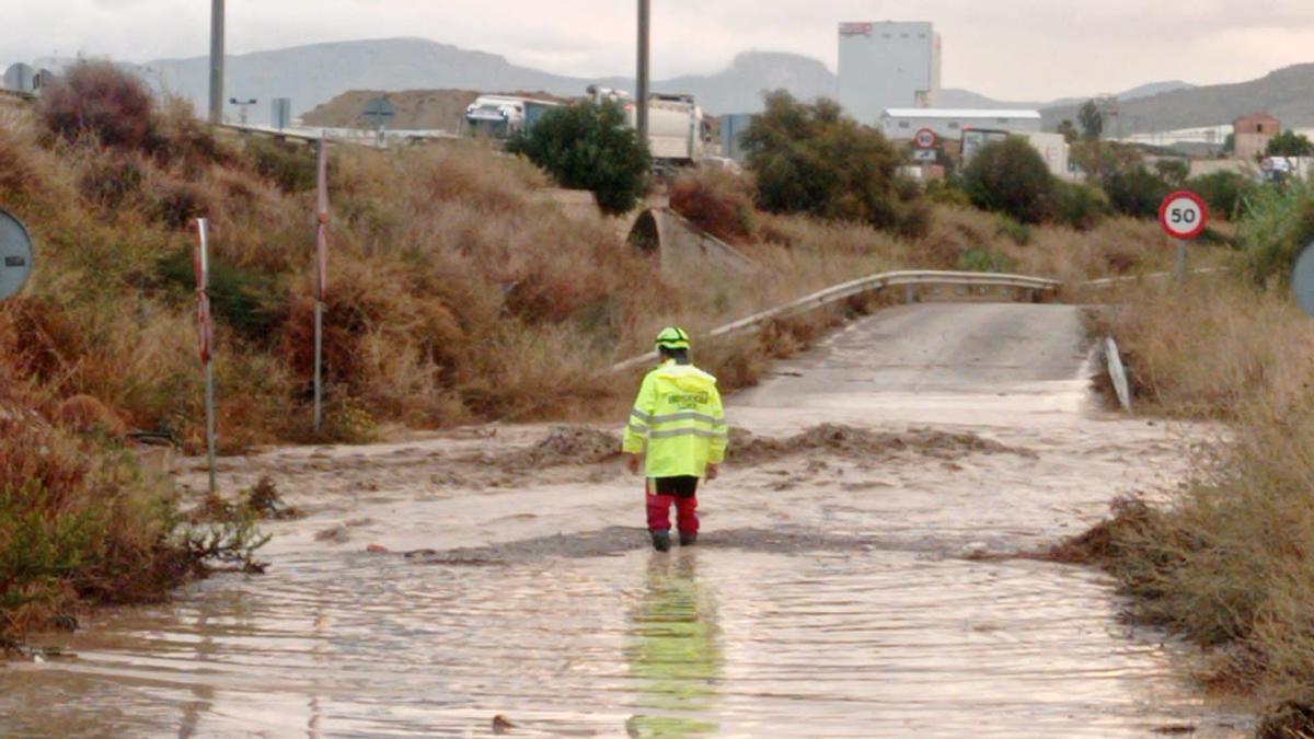 Personal de Emergencias se acerca hasta uno de los pasos de agua de la autovía A-7 para intentar rescatar a los ocupantes de uno de los vehículos que se vieron sorprendidos por el agua.