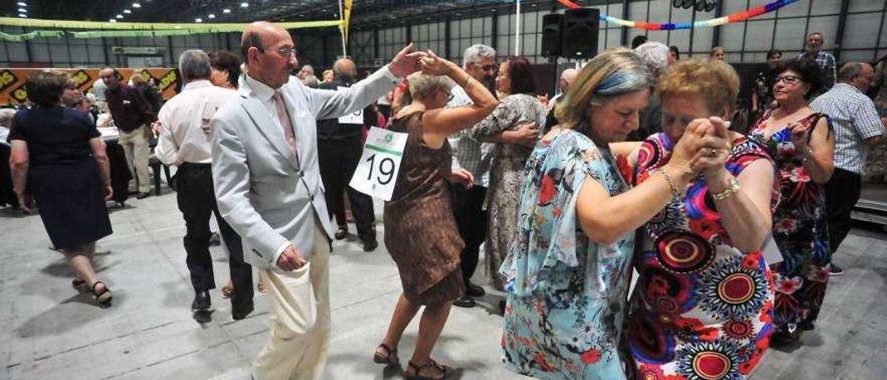 En el concurso de baile participaron dieciséis parejas, entre las mixtas y las femeninas. // Iñaki Abella