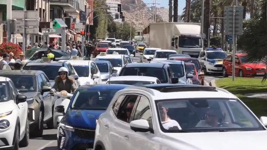 Caos de tráfico en el centro de Alicante por la llegada de miles de cruceristas
