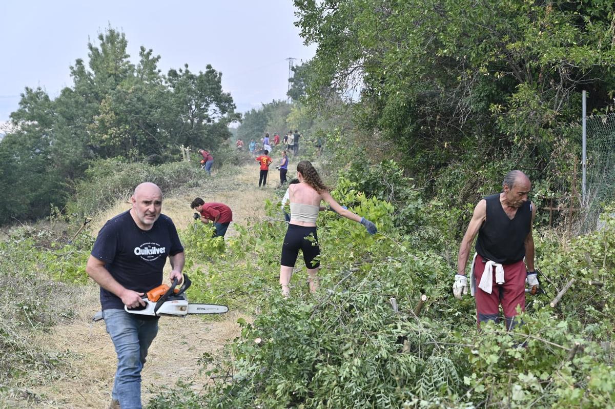 Voluntarios de Baros y Navasa haciendo labores de desbroce para defender sus pueblos