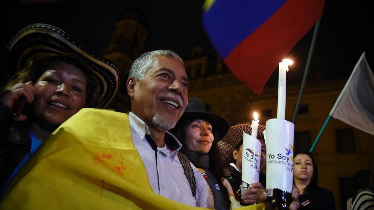 Un ciudadano participa en la celebración en Bogotá del acuerdo entre el Gobierno de Colombia y las FARC.