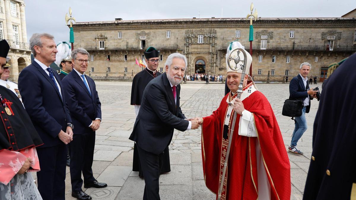 Santalices saluda al arzobispo Prieto en la Ofrenda de 2024